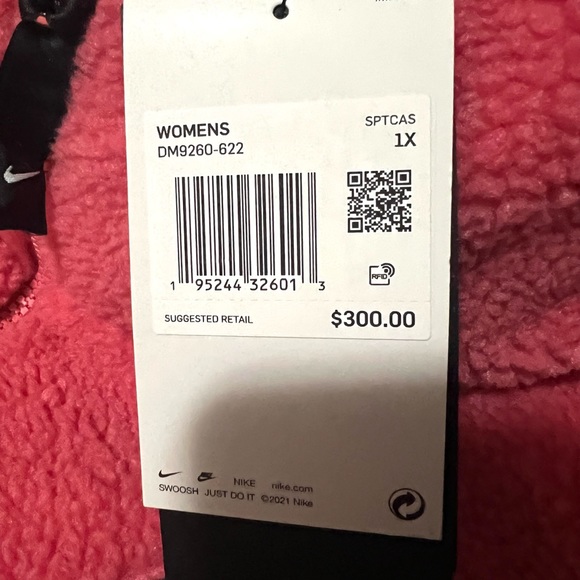 Nike Women’s Therma Fit Sherpa Puffer Loose Fit Jacket - Picture 16 of 16